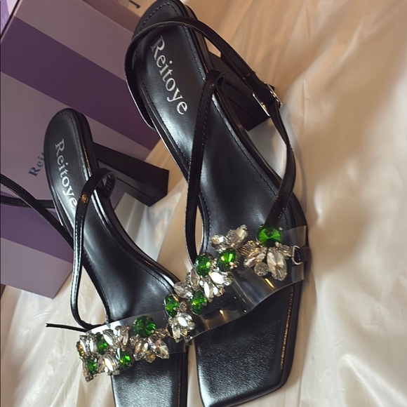 Elegant Black and Green Heels with Stylish Design - Picture 4 of 6
